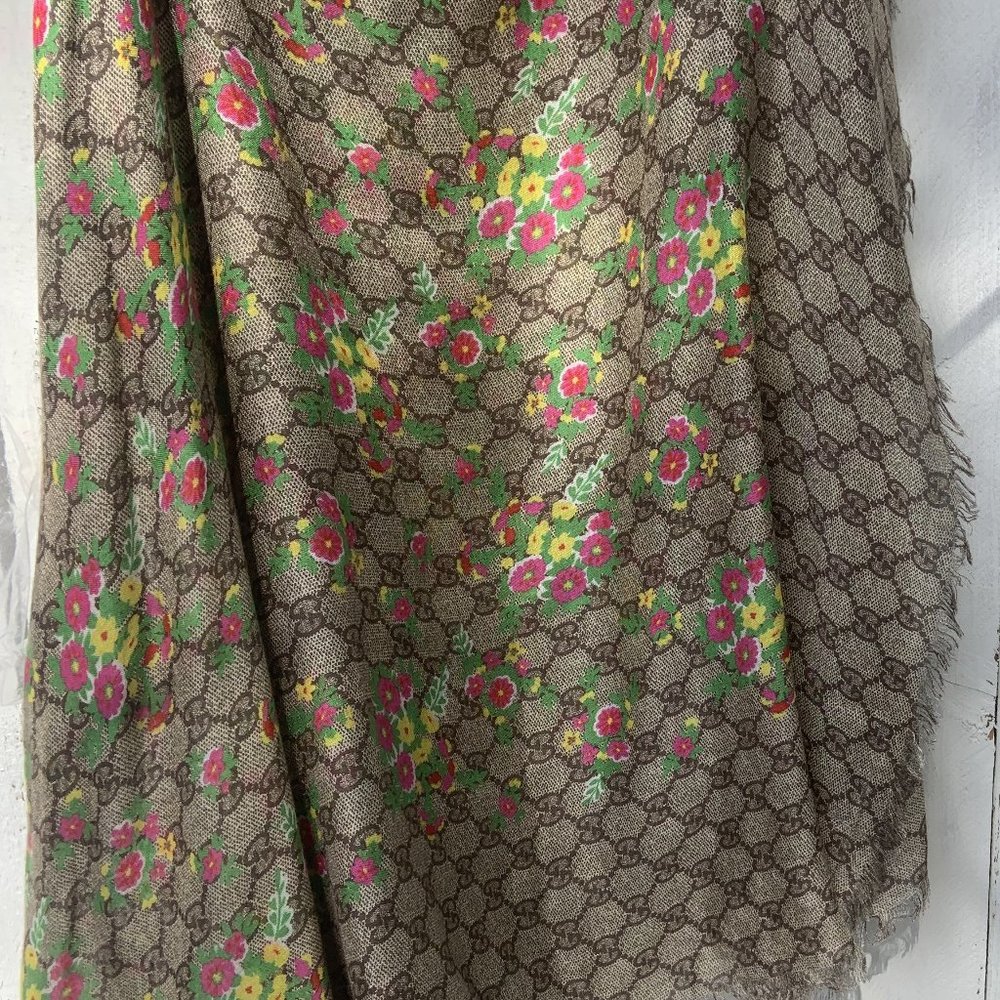 New Gucci Signature with Floral silk/model/ shawl "velvet bouquet"